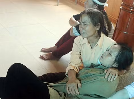 Mẹ em Bằng trong nỗi đau tột cùng. Mẹ em Bằng trong nỗi đau tột cùng.