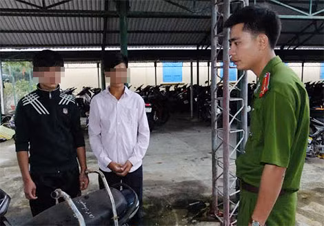 Đối tượng Thảo và Truyền cùng các xe máy tang vật.