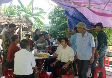 Bà con hàng xóm đến chia buồn cùng gia đình em Khánh. Bà con hàng xóm đến chia buồn cùng gia đình em Khánh.