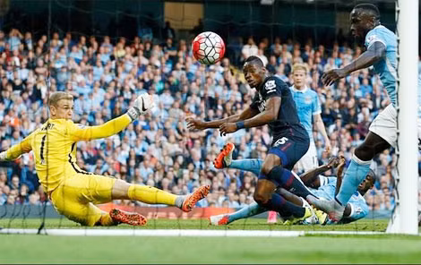 Sakho (áo đen) ghi bàn thắng thứ 2 cho West Ham. Sakho (áo đen) ghi bàn thắng thứ 2 cho West Ham.