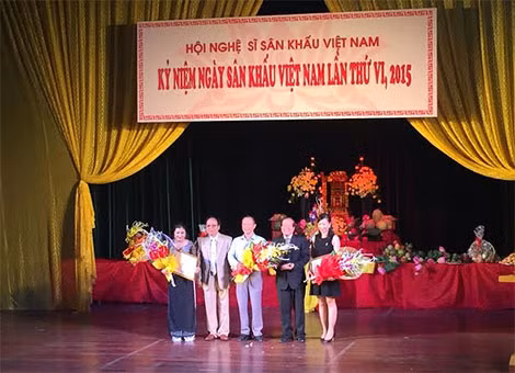 Nhà thơ Hữu Thỉnh, Chủ tịch Liên hiệp các Hội VHNT Việt Nam, Chủ tịch Hội Nhà văn Việt Nam và NSND Lê Tiến Thọ, Chủ tịch Hội Nghệ sĩ Sân khấu Việt Nam trao giải cho các tác phẩm. Nhà thơ Hữu Thỉnh, Chủ tịch Liên hiệp các Hội VHNT Việt Nam, Chủ tịch Hội Nhà văn Việt Nam và NSND Lê Tiến Thọ, Chủ tịch Hội Nghệ sĩ Sân khấu Việt Nam trao giải cho các tác phẩm.