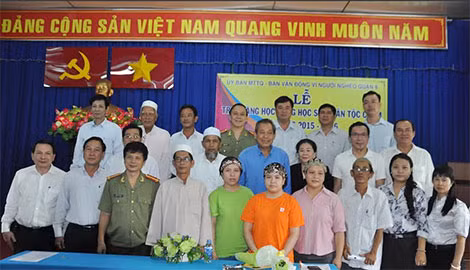 Đồng chí Trương Hòa Bình, các nhà tài trợ chụp hình lưu niệm cùng chị em SaPiNah.