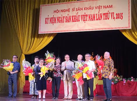 Thứ trưởng Bộ VHTTDL Lê Khánh Hải, nhà thơ Hữu Thỉnh-Chủ tịch Liên hiệp các Hội VHNT Việt Nam, Chủ tịch Hội Nhà văn Việt Nam và NSND Lê Tiến Thọ, Chủ tịch Hội Nghệ sĩ Sân khấu Việt Nam tôn vinh các NSND, NSƯT, nghệ sĩ được nhận Giải thưởng Hồ Chí Minh và Giải thưởng Nhà nước về VHNT bước vào tuổi 70, 80. Thứ trưởng Bộ VHTTDL Lê Khánh Hải, nhà thơ Hữu Thỉnh-Chủ tịch Liên hiệp các Hội VHNT Việt Nam, Chủ tịch Hội Nhà văn Việt Nam và NSND Lê Tiến Thọ, Chủ tịch Hội Nghệ sĩ Sân khấu Việt Nam tôn vinh các NSND, NSƯT, nghệ sĩ được nhận Giải thưởng Hồ Chí Minh và Giải thưởng Nhà nước về VHNT bước vào tuổi 70, 80.