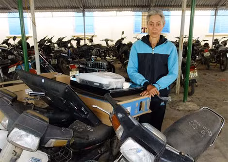 Đối tượng Ngô Thị Ngọc Lan cùng các tang vật vụ án.