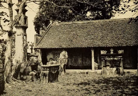 Chùa Mật Sơn, Thanh Hóa, nơi có các tượng thờ Vua Lê Thần Tông và 6 bà Hoàng Hậu, Phi Tần. Ảnh: người Mỹ chụp năm 1944.