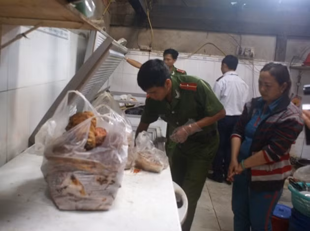 Thực phẩm sống và chín được bảo quản chung có nguy cơ gây ô nhiễm chéo.