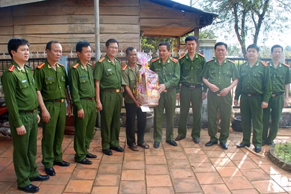 Thiếu tướng Nguyễn Phong Hòa, phó Tổng cục trưởng Tổng cục Cảnh sát tặng quà cho một số CBCS có hoàn cảnh khó khăn.