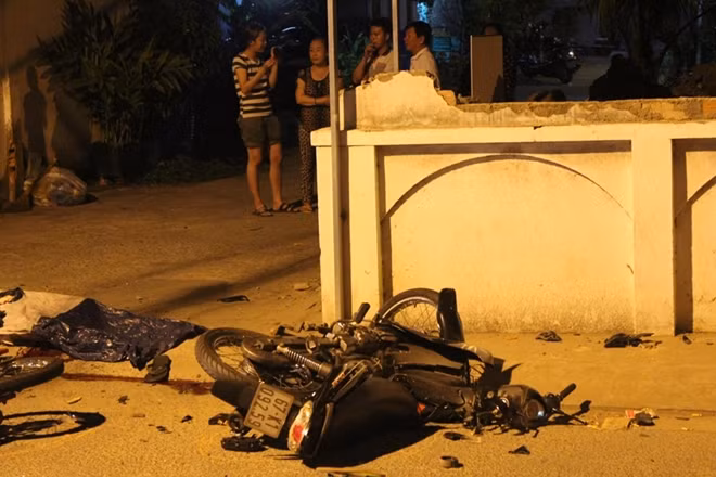 Hai xe máy nát bét sau va chạm