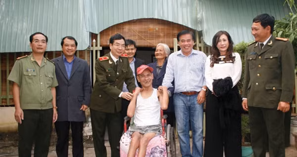Thiếu tướng Phạm Văn Miên, Tổng Biên tập Báo CAND cùng các nhà tài trợ trong chương trình khám chữa bệnh miễn phí và tặng quà người có hoàn cảnh khó khăn ở tỉnh Gia Lai. (Ảnh: Ngọc Như)