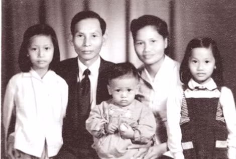 Gia đình Giáo sư - nhà thơ Lê Trí Viến.
