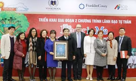 Cảnh lễ ký kết thỏa thuận áp dụng sâu rộng giai đoạn 2 chương trình nổi tiếng “The Leader in Me” của Tổ chức giáo dục toàn cầu Franklin Covey.