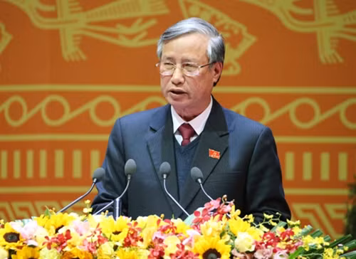 Đồng chí Trần Quốc Vượng, Trưởng đoàn Thư ký Đại hội đọc Dự thảo Nghị quyết Đại hội XII Đảng Cộng sản Việt Nam.