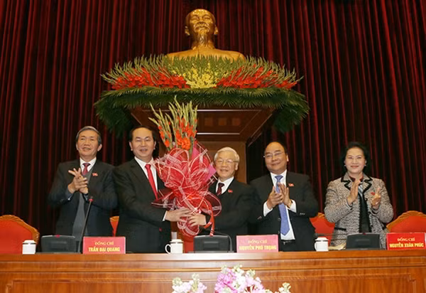 Các đại biểu Hội nghị lần thứ nhất Ban Chấp hành Trung ương Đảng khoá XII chúc mừng đồng chí Nguyễn Phú Trọng được tín nhiệm bầu làm Tổng Bí thư Ban Chấp hành Trung ương Đảng Cộng sản Việt Nam khoá XII. Ảnh: TTXVN.