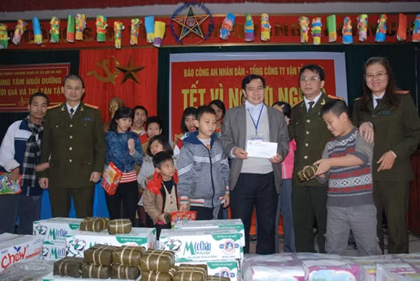 Thượng tá Phạm Khải, Phó Tổng biên tập Báo CAND trao quà tặng Trung tâm nuôi dưỡng người già và trẻ tàn tật Hà Nội. (Ảnh: Việt Hà)