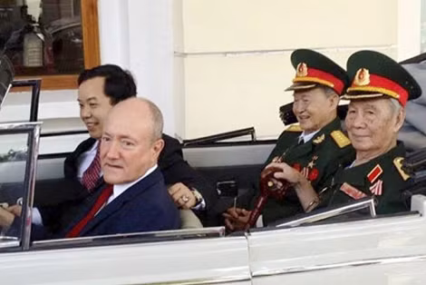 Giáo sư - Tiến sĩ sử học Larry Berman (hàng trên, bên ngoài) trong một lần trở lại Việt Nam.