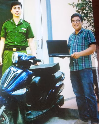Công an quận Ngô Quyền trao trả tài sản bị mất cho người dân.