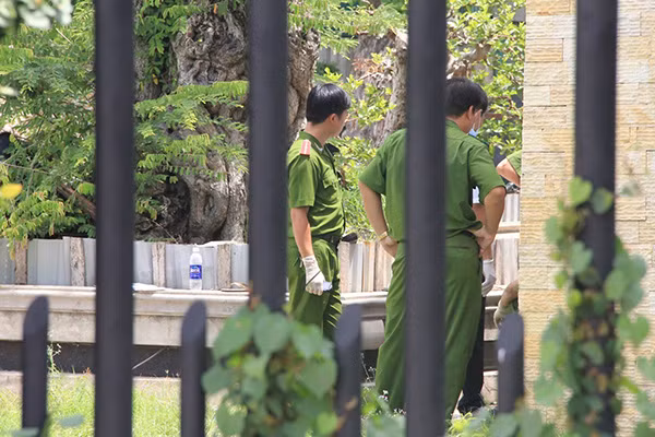Lực lượng Công an khám nghiệm hiện trường.