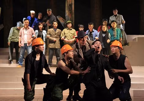 Cảnh trong vở "Những chấn động còn lại".