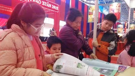 Người dân tham quan Hội báo Xuân.