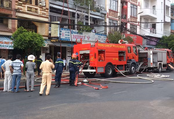 Nhận được tin báo, Phòng Cảnh sát PCCC quận 11 đã điều động 4 xe chữa cháy chuyên dụng và hơn 30 CBCS đến hiện trường triển khai chữa lửa. tuyến đường Trường Chinh, Xuân Hồng được CSGT, Công an phường, dân phòng, BVDP phố phong tỏa phục vụ công tác chữa cháy.