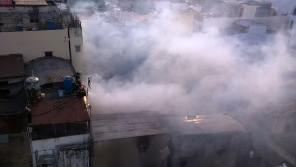 Khoảng 15 giờ ngày 4/3, sau nhiều tiếng nổ đám cháy bùng phát tại căn nhà cấp 4 số 86/24, đường Trường Chinh, phường 12, quận Tân Bình do ông Nguyễn Thanh Hà (80 tuổi) làm chủ. Đám cháy bén vào các vật dụng dễ cháy chứa đầy ở tầng trệt và trên gác nên lan rộng và cháy sang căn nhà số 86/26 và 86/22.