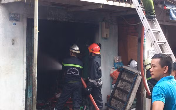 Sau gần 1 giờ chiến đấu với ngọn lửa đám cháy được dập tắt hoàn toàn. phía bên trong căn nhà nhiều vật dụng nằm ngỗn ngang, một mảng tường bị đổ sập. Toàn bộ căn nhà bị cháy rụi cùng nhiều tài sản chứa bên trong.