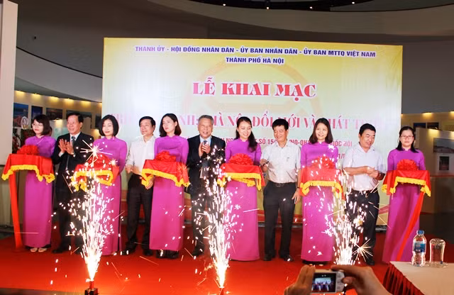 Các đại biểu cắt băng khai mạc triển lãm.