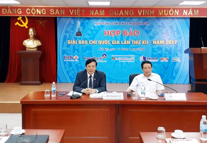 Đồng chí Hồ Quang Lợi và đồng chí Hoàng Vĩnh Bảo đồng chủ trì buổi họp báo.