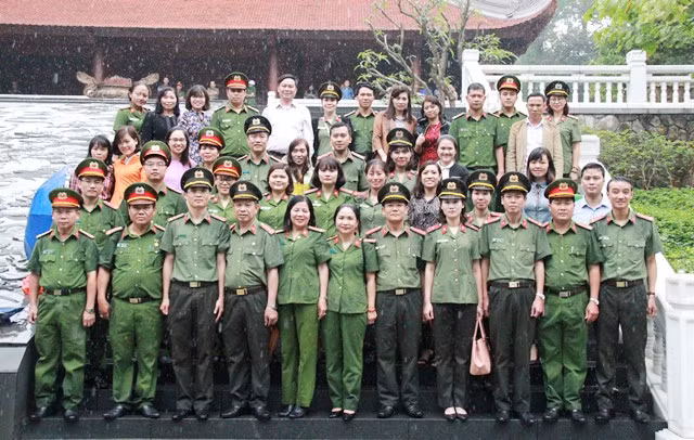 Đoàn đại biểu chụp ảnh lưu niệm tại Khu di tích K9.