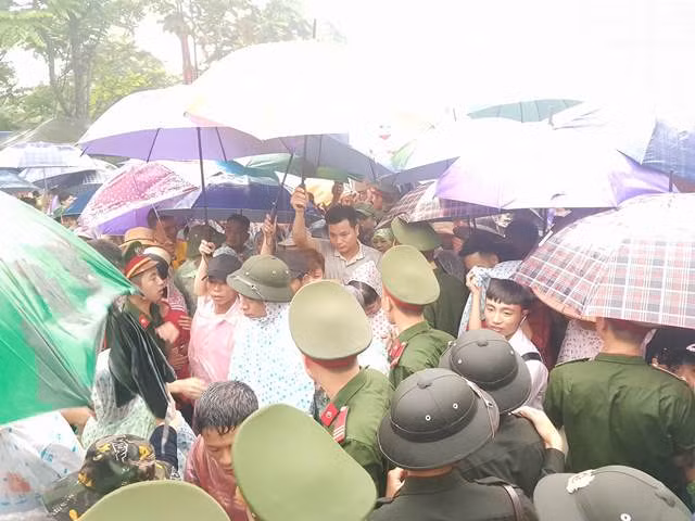 Cơn mưa lớn bất chợt khiến nhiều du khách hành hương về Đất tổ không kịp "trở tay". Rất nhiều người mua gấp các loại áo mưa, ô... để kịp lên viếng đền. Những chiến sĩ Công an đảm bảo an ninh trật tự lễ hội trong mưa.