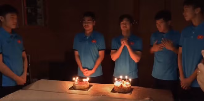 Công Phượng và Đức Huy thực hiện nghi thức "ước" dưới sự điều hành của đội trưởng Lương Xuân Trường (ảnh cắt từ clip của trang facebook cá nhân Lương Xuân Trường).