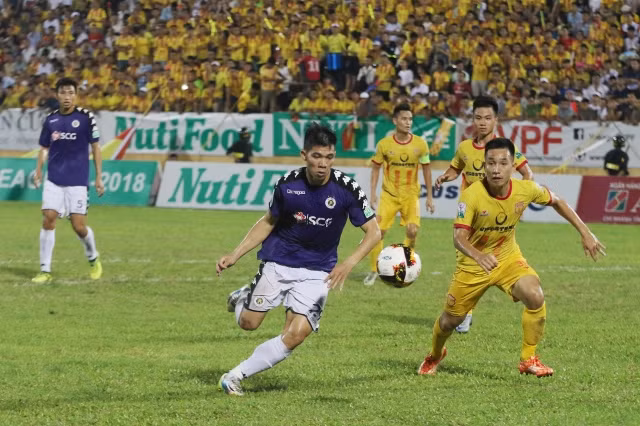 Các cầu thủ Hà Nội FC và CLB Nam Định thi đấu tại “chảo lửa” Thiên Trường tại vòng 8 V-League (ảnh: VTC News). Các cầu thủ Hà Nội FC và CLB Nam Định thi đấu tại “chảo lửa” Thiên Trường tại vòng 8 V-League (ảnh: VTC News).