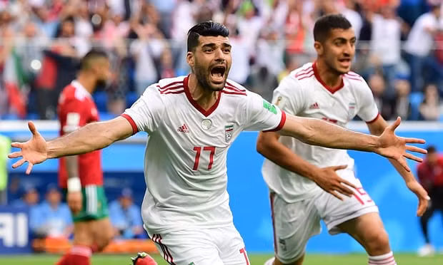 Niềm vui đến với các cầu thủ Iran ở phút 90+4.
