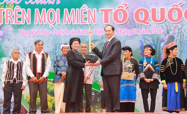 Chủ tịch nước Trần Đại Quang nhận quà tặng của đồng bào các dân tộc.
