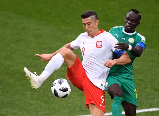 Các cầu thủ Senegal (áo xanh) đã buộc các cầu thủ Ba Lan phải ôm hận.