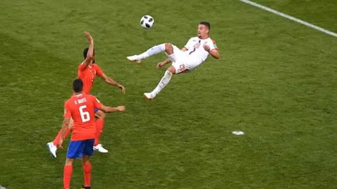 Serbia (áo trắng) là đội thi đấu nhỉnh hơn.