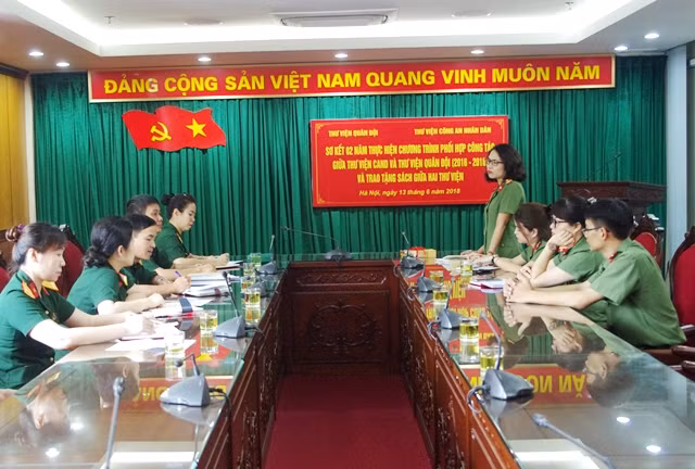 Đại úy Đỗ Thu Thơm, Phó Giám đốc Thư viện CAND phát biểu tại hội nghị. Đại úy Đỗ Thu Thơm, Phó Giám đốc Thư viện CAND phát biểu tại hội nghị.