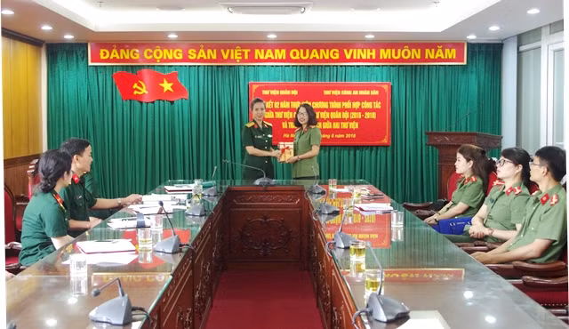 Lãnh đạo 2 thư viện trao tặng sách. Lãnh đạo 2 thư viện trao tặng sách.