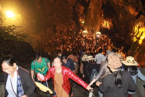 Hình ảnh động Hương Tích lúc 4h sáng ngày khai hội