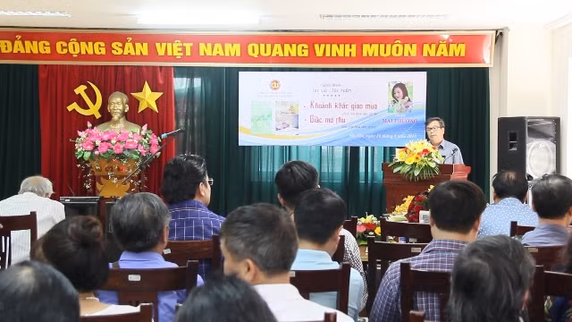 Quang cảnh buổi giới thiệu sách. Quang cảnh buổi giới thiệu sách.