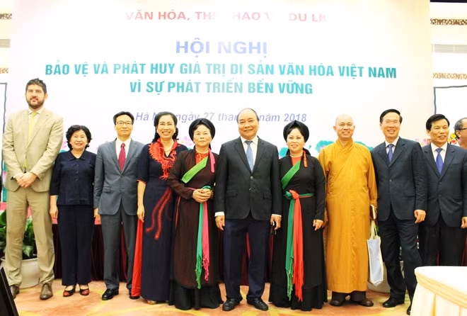 Thủ tướng Nguyễn Xuân Phúc cùng các đại biểu dự Hội nghị.