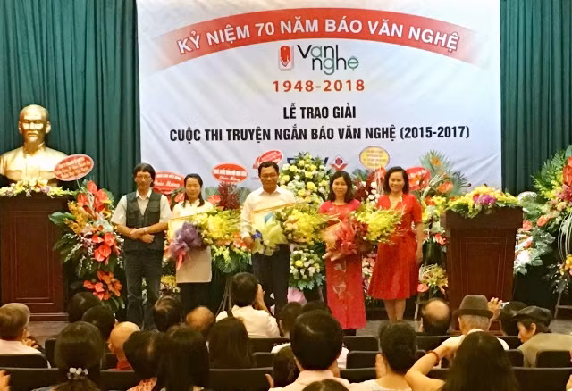 BTC trao giải cho các tác giả cuộc thi truyện ngắn trên báo Văn nghệ giai đoạn 2015 – 2017.