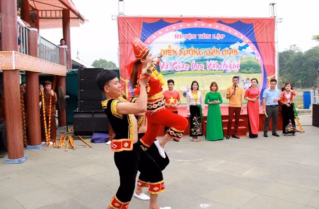 Chương trình Diễn xướng dân gian và giao lưu văn nghệ của huyện Yên Lập.