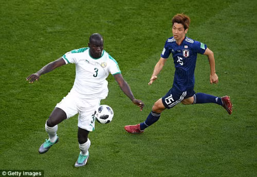 Các cầu thủ Senegal (áo trắng) đã có một trận đấu khó khăn trước các cầu thủ Nhật Bản.