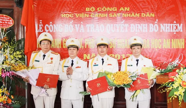 Trung tướng, GS.TS Nguyễn Xuân Yêm, Giám đốc Học viện CSND trao quyết định bổ nhiệm cho các GS, PGS. Trung tướng, GS.TS Nguyễn Xuân Yêm, Giám đốc Học viện CSND trao quyết định bổ nhiệm cho các GS, PGS.