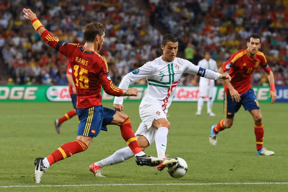 Cuộc đối đầu tay đôi giữa 2 người đồng đội ở Real Madrid: Cristiano Ronaldo và Sergio Ramos sẽ thu hút được rất nhiều sự chú ý. Cuộc đối đầu tay đôi giữa 2 người đồng đội ở Real Madrid: Cristiano Ronaldo và Sergio Ramos sẽ thu hút được rất nhiều sự chú ý.