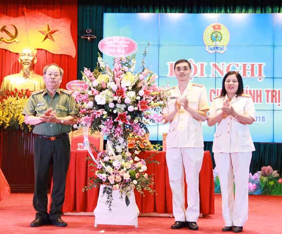 Trung tướng Nguyễn Thanh Nam tặng hoa chúc mừng hội nghị. Trung tướng Nguyễn Thanh Nam tặng hoa chúc mừng hội nghị.