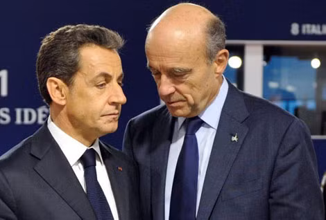 Cựu Thủ tướng Alan Juppe (phải) và cựu Tổng thống Nicolas Sarkozy đều bị nghe lén khi trao đổi công việc qua điện thoại. Cựu Thủ tướng Alan Juppe (phải) và cựu Tổng thống Nicolas Sarkozy đều bị nghe lén khi trao đổi công việc qua điện thoại.