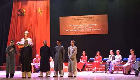 Nhiều văn nghệ sĩ, nhà nghiên cứu trong trang phục truyền thống Việt.