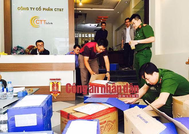 Cơ quan An ninh điều tra khám xét trụ sở công ty. Bị can Lê Anh Tuấn (đeo kính, ngồi bên trái ảnh)